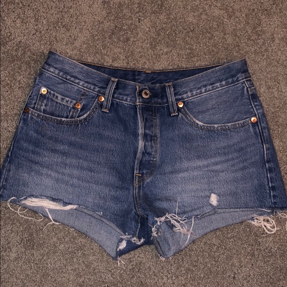 Medium/Dark Wash Levi’s Shorts - Picture 1 of 5